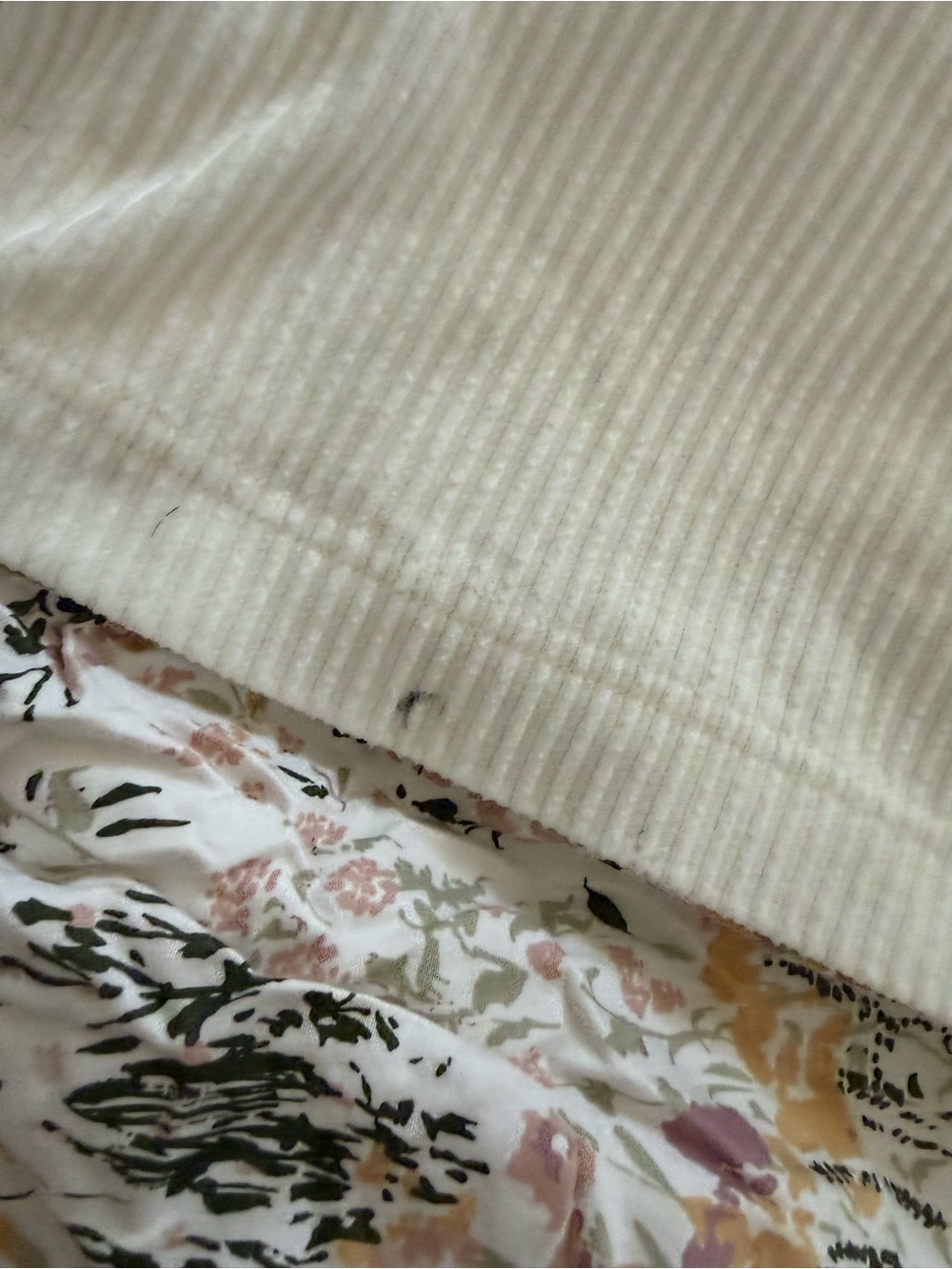 Alo Cream Ribbed V-Neck Cropped Top - Picture 5 of 7